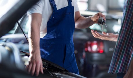 Révision complète de véhicule dans un garage automobile à Briord